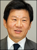 정몽규(기업인/현대산업개발 회장)
정몽규 현대산업개발 회장은 제52대 대한축구협회장에 도전하고 있다. 국민적 관심사가 높은 스포츠인데다 연간 1000억원에 이르는 예산을 다루는 이른 바 ‘축구대통령’ 선거에는 정 회장을 비롯해 김석한 전 중등축구연맹 회장, 허승표 피플웍스 회장, 윤상현 새누리당 의원 등이 경쟁하고 있다.