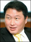 최태원(기업인/SK회장)
이번에 단독 출마한 최태원 SK 회장은 대한핸드볼협회장 연임이 거의 확실하다. 핸드볼협회는 24일 서울 송파구 방이동 올림픽파크텔에서 16개 시도 핸드볼협회 대표들이 참석한 가운데 찬반 투표를 진행할 예정이다. 투표에서 과반 이상의 찬성을 받으면 앞서 23대 회장을 맡았던 최 회장은 4년 더 대한민국 핸드볼을 책임지게 된다.