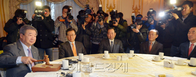 17일 오전 서울 소공동 롯데호텔에서 한국야구위원회( KBO) 정기총회가 열려 구본능총재가 회의를 진행하고 있다. 이번 정기총회에서 10구단 신규회원가입 승인 관련 안건을 논의한다. <br />김명섭 기자 msiron@heraldcorp.com
17일 오전 서울 소공동 롯데호텔에서 한국야구위원회( KBO) 정기총회가 열려 구본능총재가 회의를 진행하고 있다. 이번 정기총회에서 10구단 신규회원가입 승인 관련 안건을 논의한다.
김명섭 기자 msiron@heraldcorp.com