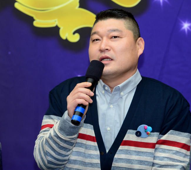 강호동(개그맨/MC)
강호동과 책. 이 어울리지 않는 조합이 KBS가 1년4개월만에 돌아온 강호동을 위해 신설한 화요일 밤 예능 프로그램 ‘달빛프린스’의 핵심이다.
책 소재 예능은 지난 2001년11월부터 2004년5월까지 MBC ‘느낌표’ 시즌1의 인기 코너였던 ‘책책책 책을 읽읍시다’ 이후 약 10년만이다.