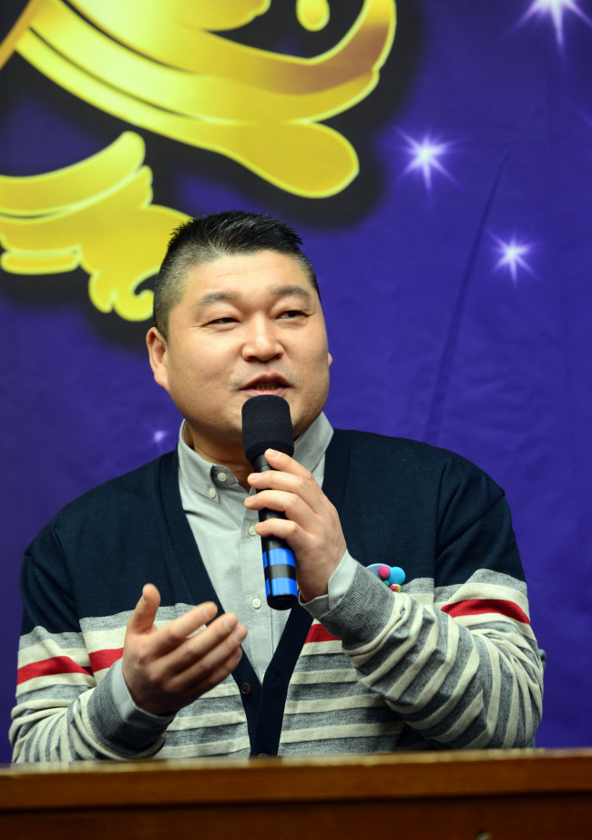 강호동(개그맨/MC)
강호동과 책. 이 어울리지 않는 조합이 KBS가 1년4개월만에 돌아온 강호동을 위해 신설한 화요일 밤 예능 프로그램 ‘달빛프린스’의 핵심이다.
책 소재 예능은 지난 2001년11월부터 2004년5월까지 MBC ‘느낌표’ 시즌1의 인기 코너였던 ‘책책책 책을 읽읍시다’ 이후 약 10년만이다.