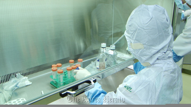 This file photo shows RNL Bio scientists manufacturing stem cells at the firm’s lab in Seoul.   RNL Bio