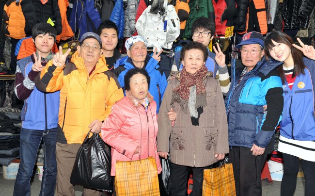 <YONHAP PHOTO-1495> 현대차 울산노인 750명에게 방한복 (울산=연합뉴스) 현대자동차 울산공장은 16일부터 전통시장 상품권으로 울산재가노인서비스지원센터를 포함해 25곳 기관의 지역 독거노인 750명에게 7천500만원 상당의 방한복을 구입해 지원한다. 2013.1.16 <<현대자동차>> young@yna.co.kr/2013-01-16 16:58:05/ <저작권자 ⓒ 1980-2013 ㈜연합뉴스. 무단 전재 재배포 금지.>
<YONHAP PHOTO-1495> 현대차 울산노인 750명에게 방한복 (울산=연합뉴스) 현대자동차 울산공장은 16일부터 전통시장 상품권으로 울산재가노인서비스지원센터를 포함해 25곳 기관의 지역 독거노인 750명에게 7천500만원 상당의 방한복을 구입해 지원한다. 2013.1.16 <<현대자동차>> young@yna.co.kr/2013-01-16 16:58:05/ <저작권자 ⓒ 1980-2013 ㈜연합뉴스. 무단 전재 재배포 금지.>
<YONHAP PHOTO-1495> 현대차 울산노인 750명에게 방한복 (울산=연합뉴스) 현대자동차 울산공장은 16일부터 전통시장 상품권으로 울산재가노인서비스지원센터를 포함해 25곳 기관의 지역 독거노인 750명에게 7천500만원 상당의 방한복을 구입해 지원한다. 2013.1.16 <<현대자동차>> young@yna.co.kr/2013-01-16 16:58:05/ <저작권자 ⓒ 1980-2013 ㈜연합뉴스. 무단 전재 재배포 금지.>