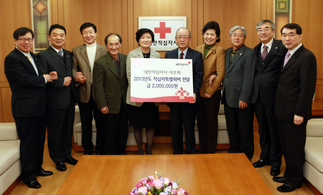 <YONHAP PHOTO-1355> 적십자 퇴직원들, 이웃돕기 성금 전달 (서울=연합뉴스) 대한적십자사 퇴직 직원들로 구성된 대한적십자사 사우회 이영구 회장과 임원진들이 16일 대한적십자사를 방문, 유중근 대한적십자사 총재에게 2013년 적십자 특별회비를 전달하고 있다. 2013.1.16 << 대한적십자사 제공 >> photo@yna.co.kr/2013-01-16 15:54:06/ <저작권자 ⓒ 1980-2013 ㈜연합뉴스. 무단 전재 재배포 금지.>
<YONHAP PHOTO-1355> 적십자 퇴직원들, 이웃돕기 성금 전달 (서울=연합뉴스) 대한적십자사 퇴직 직원들로 구성된 대한적십자사 사우회 이영구 회장과 임원진들이 16일 대한적십자사를 방문, 유중근 대한적십자사 총재에게 2013년 적십자 특별회비를 전달하고 있다. 2013.1.16 << 대한적십자사 제공 >> photo@yna.co.kr/2013-01-16 15:54:06/ <저작권자 ⓒ 1980-2013 ㈜연합뉴스. 무단 전재 재배포 금지.>