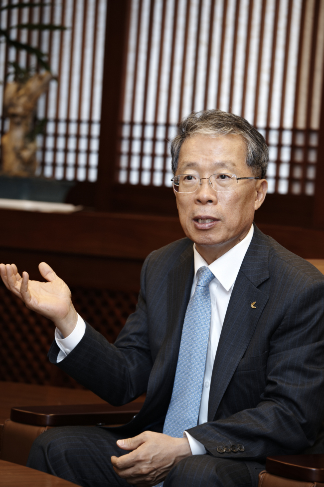윤용로(금융인/외환은행장)
윤용로 외환은행장은 17일 “원화절상 등으로 어려움을 겪고 있는 수출 중소기업을 위해 환율 정보제공 및 환리스크 관리를 위한 서비스 지원을 대폭 강화할 것”이라고 밝혔다.