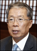 윤용로(금융인/외환은행장)
윤용로 외환은행장은 17일 “원화절상 등으로 어려움을 겪고 있는 수출 중소기업을 위해 환율 정보제공 및 환리스크 관리를 위한 서비스 지원을 대폭 강화할 것”이라고 밝혔다.