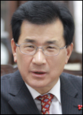 이시종(충청북도지사)
충청북도(지사 이시종·사진)는 자금난으로 어려움을 겪고 있는 도내 소상공인의 경영안정을 위해 2013년 소상공인 육성자금 총 350억원을 융자 지원한다고 17일 밝혔다.