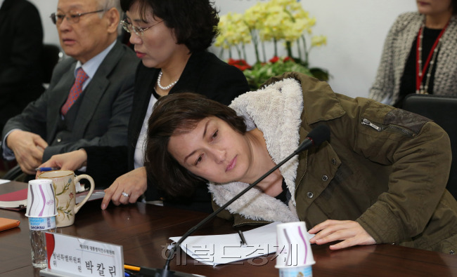 박칼린 청년특별위원회 위원(오른쪽)이 17일 오전 서울 종로구 삼청동 대통령직 인수위 회의실에서 열린 여성문화분과 문화체육관광부 업무보고에 참석해 자리에 앉고 있다.안훈기자 rosedale@ 2013.01.17
박칼린 청년특별위원회 위원(오른쪽)이 17일 오전 서울 종로구 삼청동 대통령직 인수위 회의실에서 열린 여성문화분과 문화체육관광부 업무보고에 참석해 자리에 앉고 있다.안훈기자 rosedale@ 2013.01.17
