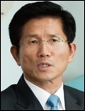 김문수(경기도지사)
경기도(지사 김문수·사진)는 고덕 국제화도시 사업시행자인 LH와 고덕산업단지 조성시기인 오는 2015년까지 도로 4개와 접속시설 1개를 조기 추진하는 내용의 ‘고덕 국제화계획지구 광역교통개선대책 변경’에 합의했다고 17일 밝혔다.