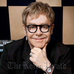 엘튼 존(Elton John/가수)
British pop star Elton John and his partner David Furnish have become parents for a second time, they confirmed on Wednesday.
The couple told Hello! magazine that they were “overwhelmed with happiness” at the birth of their son Elijah Joseph Daniel Furnish-John, who was born in Los Angeles on Friday to a surrogate mother.