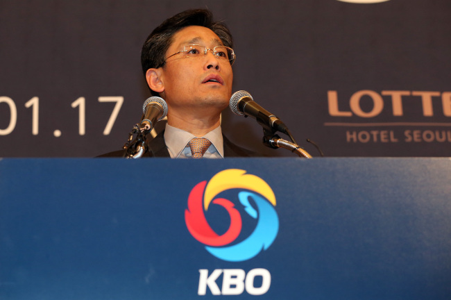 Yang Hae-young, secretary-general of the Korea Baseball Organization, takes part in a news conference in Seoul on Thursday.   Yonhap News