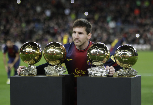 리오넬 메시(Lionel Messi/축구선수/FC바르셀로나)
Barcelona’s Lionel Messi poses next to his four FIFA World Player of the Year awards in Barcelona, Spain, Wednesday.   AP-Yonhap News