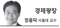 정용덕(서울대교수)
얼마 전에 한국을 방문했던 한 미국인 교수는 “대통령선거가 끝나서 매우 시원하다”고 말했다. 하지만 실제로는 2년에 걸쳐 점점 더 이념적으로 이분화돼가는 미국 대통령선거에 염증을 느끼지 않을 수 없었다면서 머리를 절레절레 흔들었다. 2년까지는 아니었지만 우리나라의 경우도 이번 대선에서 여전한 구태와 이분화가 벌어지면서 이를 접한 많은 국민이 피곤해했다.
