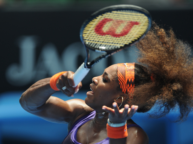 세레나 윌리엄스(Serena Williams/테니스선수)
Serena Williams returns a shot against Garbine Muguruza at the Australian Open on Thursday.   AP-Yonhap News