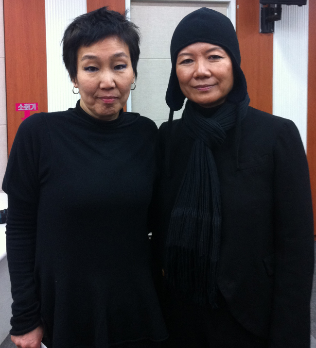 김승덕(좌/2013베니스비엔날레 커미셔너),김수자(설치미술가)
<YONHAP PHOTO-1533> "보따리의 개념으로 한국관을 싸고 풀어낼 것" (서울=연합뉴스) 박인영 기자 = 베니스비엔날레 한국관의 김승덕 커미셔너(왼쪽)와 한국관 전시 단독작가로 선정된 설치미술가 김수자(56) 씨가 16일 아르코미술관에서 기자간담회를 열고 베니스비엔날레 한국관 전시 계획을 설명하고 있다. 2013.1.16 << 문화부 기사 참조 >> mong0716@yna.co.kr/2013-01-16 17:20:40/ <저작권자 ⓒ 1980-2013 ㈜연합뉴스. 무단 전재 재배포 금지.>
Commissioner for the Korean Pavilion of the 2013 Venice Biennale Kim Seung-duk (left) and artist Kim Sooja pose for a photo at a press conference on Wednesday in Seoul.   Yonhap News