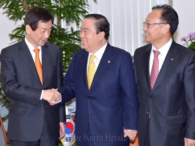 Democratic United Party emergency committee chief Moon Hee-sang (center) meets with deputy head of the presidential transition committee Chin Young (left) and Park Geun-hye’s chief secretary Yoo Il-ho in Seoul on Thursday.   Park Hyun-koo/The Korea Herald
