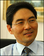 이상훈(기업인/한솔제지사장)
이상훈(60ㆍ사진) 한솔제지 사장은 17일 기자들과 만나 “협력사의 원가절감, 환경개선, 기술향상 등 고객가치창출 활동을 강화하고 있다”며 “인쇄산업이 좁은 내수시장을 벗어나 해외로 진출할 수 있도록 적극 돕겠다”고 밝혔다.