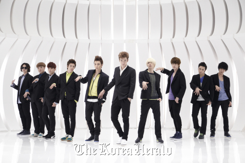 슈퍼주니어(가수/남자그룹)
슈퍼주니어는 정규 6집 '섹시 프리 앤 싱글(Sexy Free & Single)'로 15일 같은 장소에서 열린 음반 부문 시상식에서 대상을 받았다. 슈퍼주니어는 앞서 2009년(3집 '쏘리, 쏘리')과 지난해(5집 '미스터 심플')에도 골든디스크 음반 부문 대상을 받은 바 있다. 지난해 7월 발매된 '섹시 프리 앤드 싱글'은 약 48만 장 팔린 것으로 집계됐다. 또한 팬들이 가장 좋아하는 가수에게 수여하는 ‘MSN 동남아시아 어워드(MSN South East Asia Award)’도 슈퍼주니어에게 돌아갔다.
(SM Entertainment)