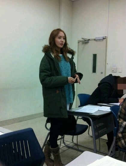 윤아(임윤아/가수/소녀시대)
최근 온라인 게시판에 ‘동국대 등교한 윤아 강의실 직찍’이라는 제목의 사진 한 장이 올라와 팬들의 눈길을 끌었다.
사진 속 하늘색 스웨터에 카키색 야상점퍼를 입은 윤아는 여느 여대생과 다를 바 없는 수수한 모습.