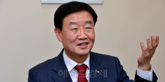 이종환 NH자산운용대표. 박현구 기자phko@heraldcorp.com 2012.01.09
이종환 NH-CA 자산운용 대표는 “글로벌 투자 자금은 이미 안전자산에서 위험자산으로 이동하고 있다”면서 올해 코스피가 상반기 저점을 형성하고, 하반기로 갈수록 시장이 개선돼 최고 2200선까지 상승할 수 있을 것으로 예상했다.  박현구 기자/phko@