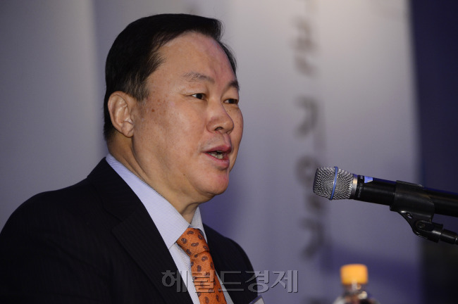 고영립 화승그룹 회장이 18일 오전 서울 코엑스인터콘티넨탈호텔에서 열린  제303회 IMI 조찬경연(朝餐經筵)에서 '나를 이끈 기업가 정신'을 주제로 강연을 하고 있다. 박해묵 기자/mook@heraldcorp.com
고영립 화승그룹 회장이 18일 오전 서울 코엑스인터콘티넨탈호텔에서 열린  제303회 IMI 조찬경연(朝餐經筵)에서 '나를 이끈 기업가 정신'을 주제로 강연을 하고 있다. 박해묵 기자/mook@heraldcorp.com