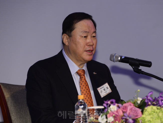 고영립 화승그룹 회장이 18일 오전 서울 코엑스인터콘티넨탈호텔에서 열린  제303회 IMI 조찬경연(朝餐經筵)에서 '나를 이끈 기업가 정신'을 주제로 강연을 하고 있다. 박해묵 기자/mook@heraldcorp.com
고영립 화승그룹 회장이 18일 오전 서울 코엑스인터콘티넨탈호텔에서 열린  제303회 IMI 조찬경연(朝餐經筵)에서 '나를 이끈 기업가 정신'을 주제로 강연을 하고 있다. 박해묵 기자/mook@heraldcorp.com
고영립 화승그룹 회장이 18일 오전 서울 코엑스인터콘티넨탈호텔에서 열린  제303회 IMI 조찬경연(朝餐經筵)에서 '나를 이끈 기업가 정신'을 주제로 강연을 하고 있다. 박해묵 기자/mook@heraldcorp.com