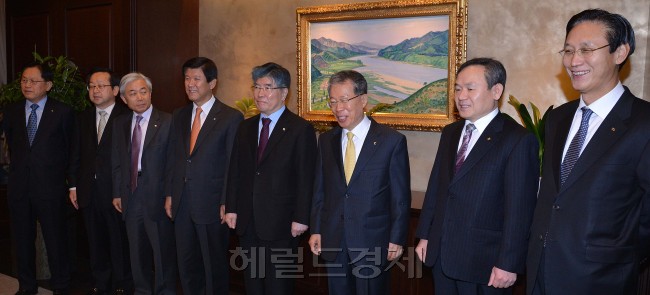 18일 오전 서울 남대문로 한국은행에서 시중은행장들이 모인 가운데 김중수 총재 주재로 금융협의회가 열리고 있다.<br />이상섭 기자. babtong@heraldcorp.com 2013.01.18
18일 오전 서울 남대문로 한국은행에서 시중은행장들이 모인 가운데 김중수 총재 주재로 금융협의회가 열리고 있다.
이상섭 기자. babtong@heraldcorp.com 2013.01.18
18일 오전 서울 남대문로 한국은행에서 시중은행장들이 모인 가운데 김중수 총재 주재로 금융협의회가 열리고 있다.
이상섭 기자. babtong@heraldcorp.com 2013.01.18
김중수 한국은행 총재는 18일 오전 서울 남대문로3가 한은 본관에서 열린 금융협의회에서 “주요 국가들의 양적완화 정책 기조 변화 가능성에 대비해야 한다”고 밝혔다. (왼쪽부터) 서진원 신한은행장, 김종준 하나은행장, 이주형 수협 신용대표이사, 조준희 기업은행장, 김 총재, 윤용로 외환은행장, 신충식 농협은행장, 민병덕 국민은행장 등 참석자들이 회의 전 환담하고 있다. 이상섭 기자/babtong@heraldcorp.com