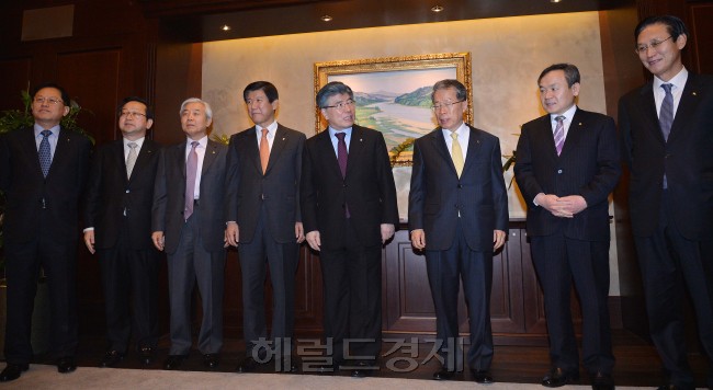 18일 오전 서울 남대문로 한국은행에서 시중은행장들이 모인 가운데 김중수 총재 주재로 금융협의회가 열리고 있다.<br />이상섭 기자. babtong@heraldcorp.com 2013.01.18
18일 오전 서울 남대문로 한국은행에서 시중은행장들이 모인 가운데 김중수 총재 주재로 금융협의회가 열리고 있다.
이상섭 기자. babtong@heraldcorp.com 2013.01.18
18일 오전 서울 남대문로 한국은행에서 시중은행장들이 모인 가운데 김중수 총재 주재로 금융협의회가 열리고 있다.
이상섭 기자. babtong@heraldcorp.com 2013.01.18