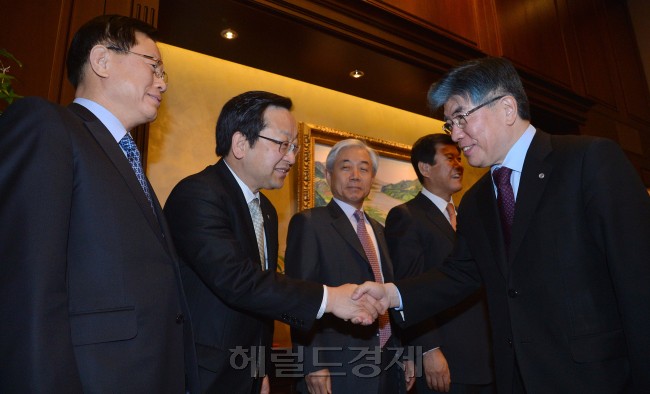 18일 오전 서울 남대문로 한국은행에서 시중은행장들이 모인 가운데 김중수 총재 주재로 금융협의회가 열리고 있다.<br />이상섭 기자. babtong@heraldcorp.com 2013.01.18
18일 오전 서울 남대문로 한국은행에서 시중은행장들이 모인 가운데 김중수 총재 주재로 금융협의회가 열리고 있다.
이상섭 기자. babtong@heraldcorp.com 2013.01.18
18일 오전 서울 남대문로 한국은행에서 시중은행장들이 모인 가운데 김중수 총재 주재로 금융협의회가 열리고 있다.
이상섭 기자. babtong@heraldcorp.com 2013.01.18