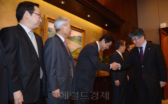 18일 오전 서울 남대문로 한국은행에서 시중은행장들이 모인 가운데 김중수 총재 주재로 금융협의회가 열리고 있다.<br />이상섭 기자. babtong@heraldcorp.com 2013.01.18
18일 오전 서울 남대문로 한국은행에서 시중은행장들이 모인 가운데 김중수 총재 주재로 금융협의회가 열리고 있다.
이상섭 기자. babtong@heraldcorp.com 2013.01.18
18일 오전 서울 남대문로 한국은행에서 시중은행장들이 모인 가운데 김중수 총재 주재로 금융협의회가 열리고 있다.
이상섭 기자. babtong@heraldcorp.com 2013.01.18