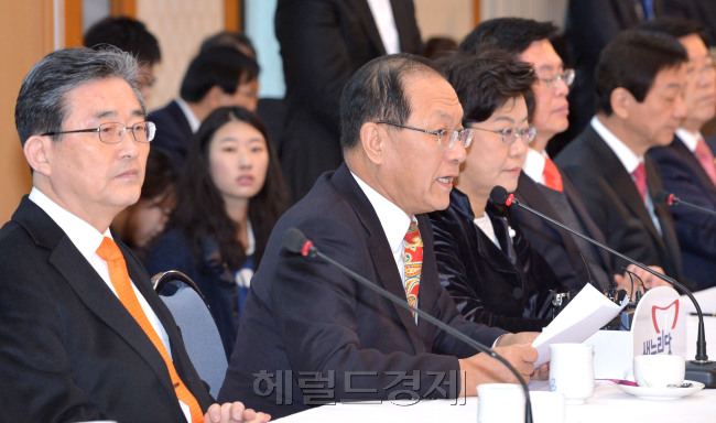 이명박 정부에서 마지막 고위 당정협의가 18일 국회 귀빈식당에서 열렸다. 이날 회의에서는 전날 발표된 ‘4대강 살리기 사업’에 대한 감사원의 감사 결과에 대한 후속 조치가 집중 논의됐다. 권도엽 국토해양부 장관은 “안전성에 아무런 문제가 없다”고 보고했다.  박현구 기자/phko@