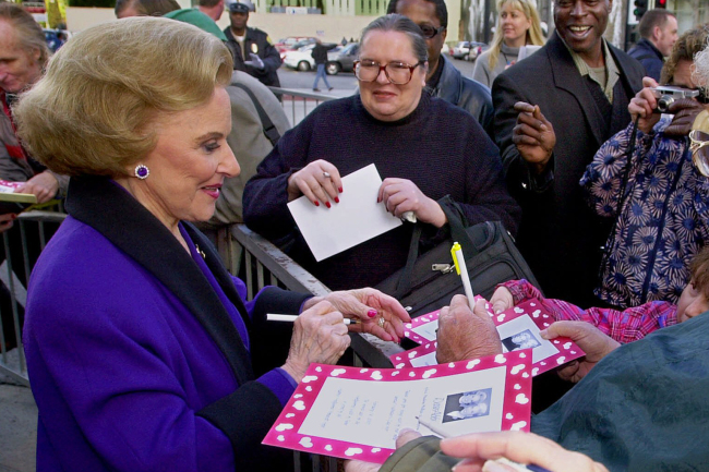 “Dear Abby” advice columnist Pauline Friedman Phillips signs autographs for some of dozens of fans after the dedication of a “Dear Abby” star on the Hollywood Walk of Fame in Los Angeles in 2001.   AP-Yonhap News
