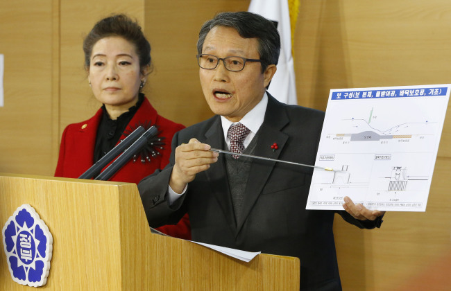 Land, Transport and Maritime Minister Kwon Do-youp (right) and Environment Minister Yoo Young-sook hold a joint press conference to repudiate the state auditors’ negative evaluation of the four-river refurbishment project at the government complex in Seoul on Friday.   Yonhap News