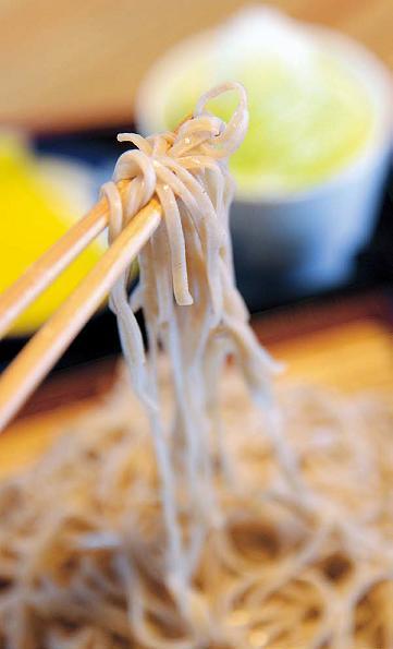 Subaru owner-chef Kang Young-chul crafts his delicate and chewy soba
from freshly milled buckwheat. (Ahn Hoon/The Korea Herald)
