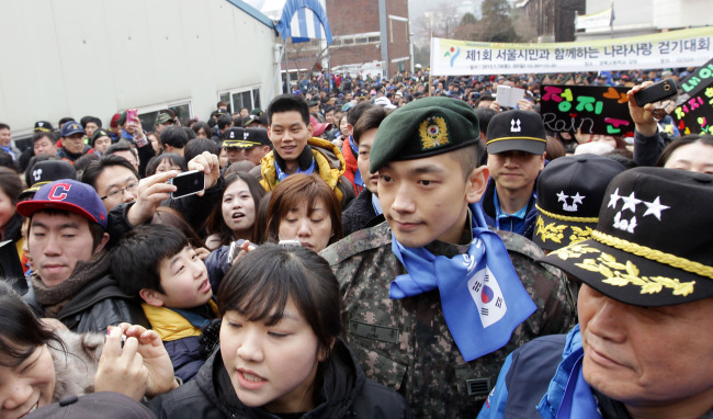 <YONHAP PHOTO-0535> '나라사랑 걷기대회' 참석한 가수 비 (서울=연합뉴스) 김연정 기자 = 가수 비(본명 정지훈)가 19일 오후 서울 종로구 삼청공원 일대서 '1ㆍ21사태' 45주년을 기념해 개최하는 제1회 서울시민과 함께하는 나라사랑 걷기대회에 참가하고 있다. 군인, 군인 가족, 서울시민 등이 참가하는 행사 참가자들은 서울 종로구의 경복고등학교에서 출발해 창의문, 숙정문, 삼청공원에 이르는 5㎞ 구간을 걷게 된다. 이 구간은 1968년 1월21일 무장공비 31명이 침투했던 곳이다. 2013.1.19 maum@yna.co.kr/2013-01-19 15:28:06/ <저작권자 ⓒ 1980-2013 ㈜연합뉴스. 무단 전재 재배포 금지.>
Pop singer Rain, on military duty, participates in an event of walking the 5-km route in Seoul that was used by North Korean agents 45 years ago to infiltrate the South Korean presidential office.   Yonhap News
Pop singer Rain, on military duty, participates in an event of walking the 5-km route in Seoul that was used by North Korean agents 45 years ago to infiltrate the South Korean presidential office.   Yonhap News
