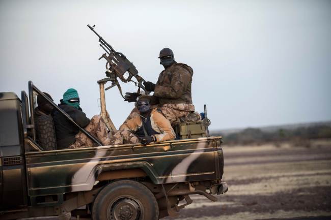 A convoy of Malian soldiers heads toward Mopti on Saturday.
AFP-Yonhap News
A convoy of Malian soldiers heads toward Mopti on Saturday.
AFP-Yonhap News