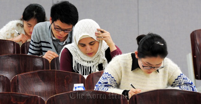 Students take the National Institute for International Education’s Test of Proficiency in Korean at Kyung Hee University in Seoul on Sunday. Chung Hee-cho/The Korea Herald
