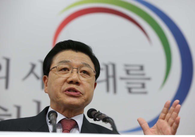 Kim Jin-sun, chief of the presidential inauguration preparatory committee, addresses a news conference at the transition committee office in Seoul on Sunday.   Yonhap News