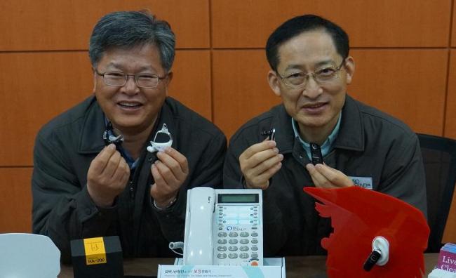 바이오사운드랩 박천정 대표(왼쪽)와 이승우 연구소장이 국산화한 스마트형 보청기를 소개하고 있다.