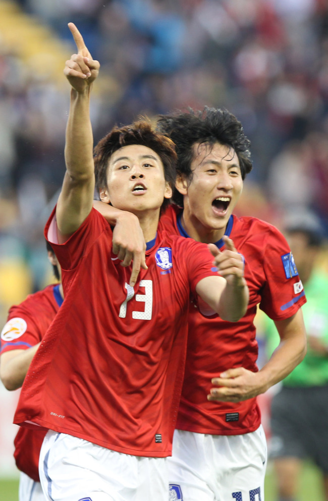 구자철(좌/축구선수/FC 아우크스부르크/MF),지동원(축구선수/선덜랜드AFC/FW)
구자철<사진 왼쪽>은 1-0으로 앞선 전반 45분 추가골을 넣으며 두 달여만에 골 맛을 봤다. 시즌 3호골이었다. 오른쪽 미드필더로 나선 구자철은 전반 18분 헤딩 슈팅을 시도하는 등 활발히 움직였다. 구자철은 후반 추가 시간 교체돼 나왔다. 잉글랜드 프리미어리그(EPL)에서 잊혀져가던 지동원<오른쪽>은 분데스리가 데뷔전에서 풀타임 활약하며 활활 타올랐다.