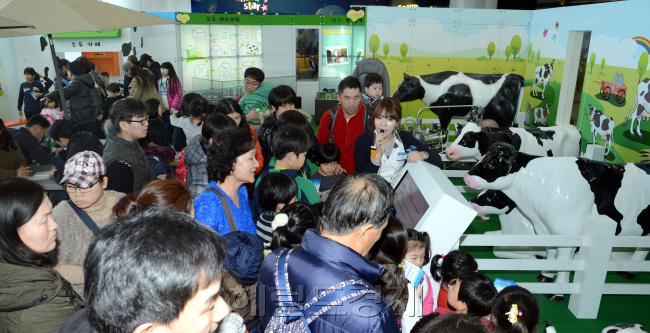 20일 추위가 풀리자 방학을 맞아 체험학습을 하려는 학부모들과 학생들이 국립과천과학관에 몰려 만원사례를 보이고 있다. 대부분의 과학교실이 정원이 마감되어 일부 관객들이 발길을 되돌리기도 했다.<br />정희조 기자/checho@heraldcorp.com 130120
20일 추위가 풀리자 방학을 맞아 체험학습을 하려는 학부모들과 학생들이 국립과천과학관에 몰려 만원사례를 보이고 있다. 대부분의 과학교실이 정원이 마감되어 일부 관객들이 발길을 되돌리기도 했다.
정희조 기자/checho@heraldcorp.com 130120
20일 추위가 풀리자 방학을 맞아 체험학습을 하려는 학부모들과 학생들이 국립과천과학관에 몰려 만원사례를 보이고 있다. 대부분의 과학교실이 정원이 마감되어 일부 관객들이 발길을 되돌리기도 했다.
정희조 기자/checho@heraldcorp.com 130120