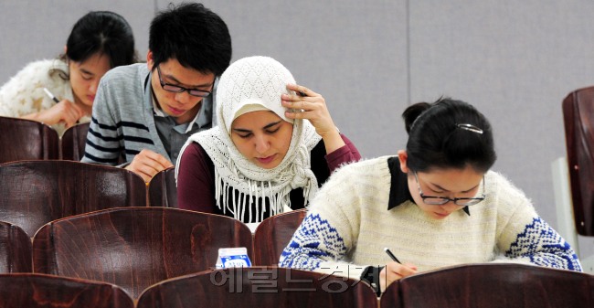 국립국제교육원이 시행하는 제29회 한국어능력시험(TOPIK)이 20일 치뤄진 가운데 경희대학교 청운관에서 수험생들이 문제를 풀고 있다.<br />국립국제교육원이 시행하는 제29회 한국어능력시험(TOPIK)이 20일 치뤄진 가운데 경희대학교 청운관에서 수험생들이 문제를 풀고 있다.<br />정희조 기자 checho@
국립국제교육원이 시행하는 제29회 한국어능력시험(TOPIK)이 20일 치뤄진 가운데 경희대학교 청운관에서 수험생들이 문제를 풀고 있다.
국립국제교육원이 시행하는 제29회 한국어능력시험(TOPIK)이 20일 치뤄진 가운데 경희대학교 청운관에서 수험생들이 문제를 풀고 있다.
정희조 기자 checho@