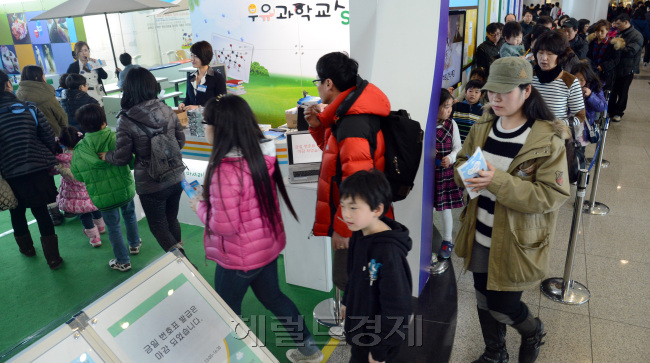 20일 추위가 풀리자 방학을 맞아 체험학습을 하려는 학부모들과 학생들이 국립과천과학관에 몰려 만원사례를 보이고 있다. 대부분의 과학교실이 정원이 마감되어 일부 관객들이 발길을 되돌리기도 했다.<br />정희조 기자/checho@heraldcorp.com 130120
20일 추위가 풀리자 방학을 맞아 체험학습을 하려는 학부모들과 학생들이 국립과천과학관에 몰려 만원사례를 보이고 있다. 대부분의 과학교실이 정원이 마감되어 일부 관객들이 발길을 되돌리기도 했다.
정희조 기자/checho@heraldcorp.com 130120
20일 추위가 풀리자 방학을 맞아 체험학습을 하려는 학부모들과 학생들이 국립과천과학관에 몰려 만원사례를 보이고 있다. 대부분의 과학교실이 정원이 마감되어 일부 관객들이 발길을 되돌리기도 했다.
정희조 기자/checho@heraldcorp.com 130120