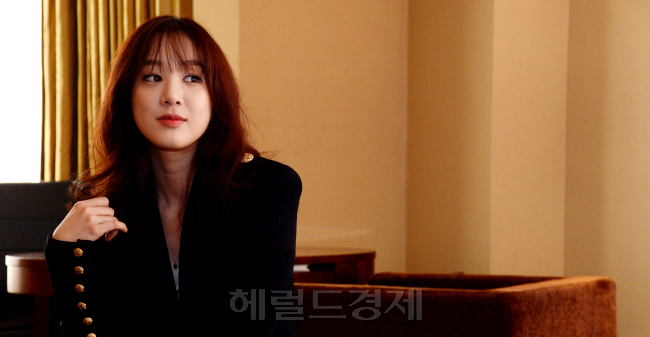 정려원(배우/가수)
자신의 연기인생을 ‘롤러코스터’라고 표현한 정려원은 “덜 자극적이고, 인스턴트 푸드보다 슬로 푸드 같은 캐릭터를 연기하고 싶다”고 말한다. 안훈 기자/rosedale@