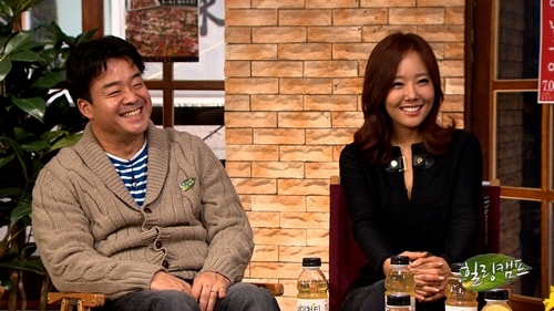백종원(기업인),소유진(배우)
탤런트 소유진과 백년가약을 맺은 백종원 대표가 재혼설을 해명했다. 지난 19일 소유진과 결혼한 백종원 대표는 21일 오후 방송된 SBS ‘힐링캠프, 기쁘지 아니...했다. 백종원 대표는 이밖에도 숨겨둔 아들, 초호화 프러포즈 등 각종 소문에 대해서도 해명해 눈길을 모았다.
사진=SBS