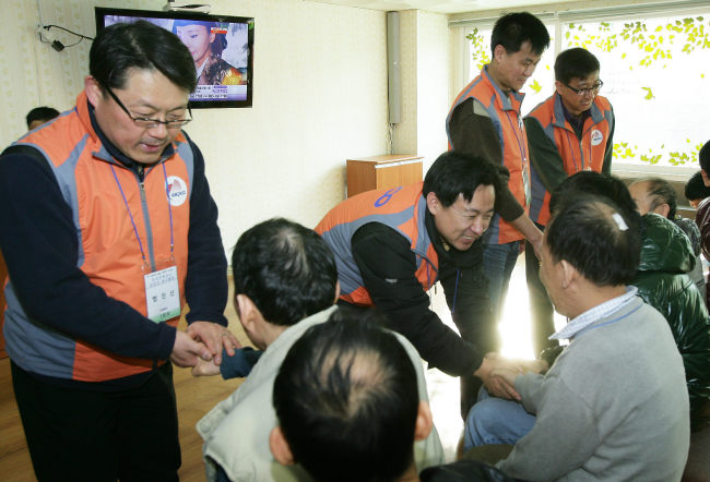 <YONHAP PHOTO-0431> 봉사활동하는 한전 승진자들 (서울=연합뉴스) 한국전력 처장급.팀장급 승진자들이 19일 경기도 남양주 한 재활원을 방문해 '승진자 봉사활동'을 하고 있다. 이러한 승진자 봉사활동은 2005년 최초 시행된 이후 매년 시행하고 있다. 2013.1.20 << 한국전력 >> photo@yna.co.kr/2013-01-20 10:00:18/ <저작권자 ⓒ 1980-2013 ㈜연합뉴스. 무단 전재 재배포 금지.>
<YONHAP PHOTO-0431> 봉사활동하는 한전 승진자들 (서울=연합뉴스) 한국전력 처장급.팀장급 승진자들이 19일 경기도 남양주 한 재활원을 방문해 '승진자 봉사활동'을 하고 있다. 이러한 승진자 봉사활동은 2005년 최초 시행된 이후 매년 시행하고 있다. 2013.1.20 << 한국전력 >> photo@yna.co.kr/2013-01-20 10:00:18/ <저작권자 ⓒ 1980-2013 ㈜연합뉴스. 무단 전재 재배포 금지.>
<YONHAP PHOTO-0431> 봉사활동하는 한전 승진자들 (서울=연합뉴스) 한국전력 처장급.팀장급 승진자들이 19일 경기도 남양주 한 재활원을 방문해 '승진자 봉사활동'을 하고 있다. 이러한 승진자 봉사활동은 2005년 최초 시행된 이후 매년 시행하고 있다. 2013.1.20 << 한국전력 >> photo@yna.co.kr/2013-01-20 10:00:18/ <저작권자 ⓒ 1980-2013 ㈜연합뉴스. 무단 전재 재배포 금지.>