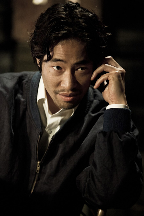 류승범(배우)
강렬한 액션스릴러 잇단 개봉예정 ‘7번방…’ 류승룡 ‘타워’ 김상경 아빠, 남자의 또다른 매력 선사 새해의 스크린은 ‘테스토스테론(남성성을 강화하는 호르몬)’으로 강...강화된 모양새다. 오는 31일 개봉하는 ‘베를린’을 필두로 ‘신세계’ ‘분노의 윤리학’(이상 2월 개봉예정),