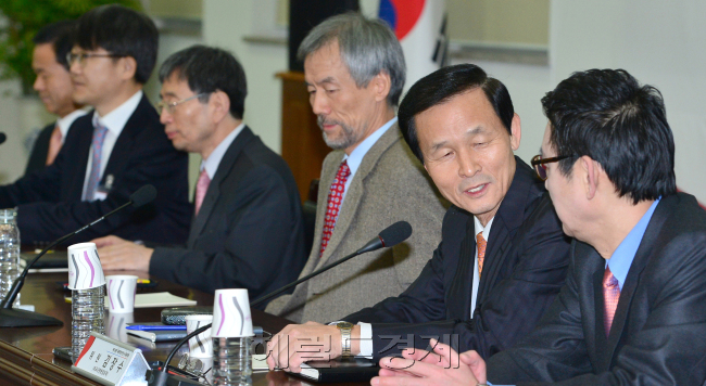 21일 오전 서울 종로구 삼청동 대통령직인수위원회에서 열린 간사단 회의에 임종훈(왼쪽부터) 행정실장, 강석훈 국정기획조정분과 위원, 박효종 정무분과 간사, 유민봉 국정기획조정분과 간사, 김장수 국방외교통일분과 간사, 윤창중 대통령직인수위원회 대변인이 참석하고 있다.안훈기자 rosedale@ 2013.01.21