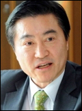 이재율(공무원/경기도 경제부지사)
경기도가 21일 대한상공회의소 국제회의실에서 개최된 ‘제5회 섬김이 대상’시상식에서 2008년 섬김이 대상 제정이후 최초로 대통령 기관표창을 수상했다고 밝혔다. 올해로 5회째를 맞는 ‘섬김이 대상’은 기업관련 규제개혁과 기업애로해소에 기여한 기관과 유공 공무원 등을 발굴·포상하는 제도다.