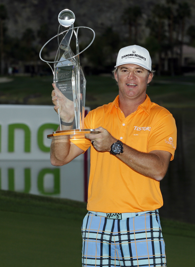 브라이언 게이(Brian Gay/골프선수)
<YONHAP PHOTO-0429> Brian Gay poses with the Bob Hope Memorial Trophy after winning the Humana Challenge PGA golf tournament on the Palmer Private Course at PGA West, Sunday, Jan. 20, 2013, in La Quinta, Calif. (AP Photo/Ben Margot)/2013-01-21 10:10:24/ <저작권자 ⓒ 1980-2013 ㈜연합뉴스. 무단 전재 재배포 금지.>
Brian Gay poses with the winner’s trophy on Sunday.   AP-Yonhap News